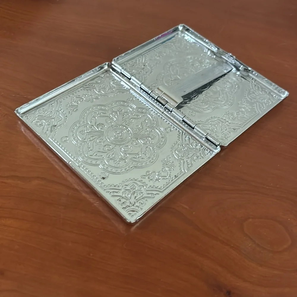 Silver coloured embossed ID case or cigarette holder - Picture 2 of 2